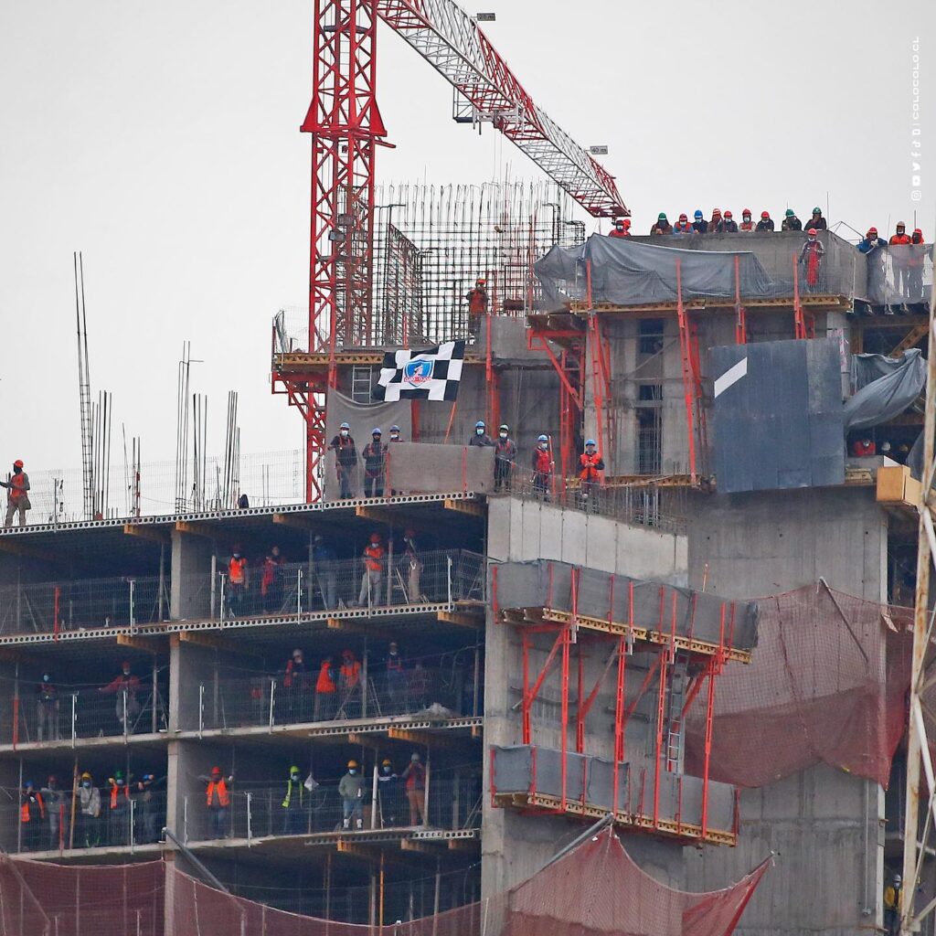 Obreros brindando su apoyo a Colo-Colo desde construcción aledaña al Estadio Monumental - CCcl