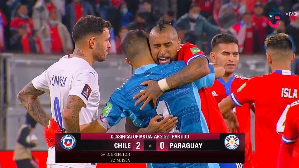 ¿Algún día en Colo-Colo? El emotivo abrazo de Bravo y Vidal tras el triunfo de Chile
