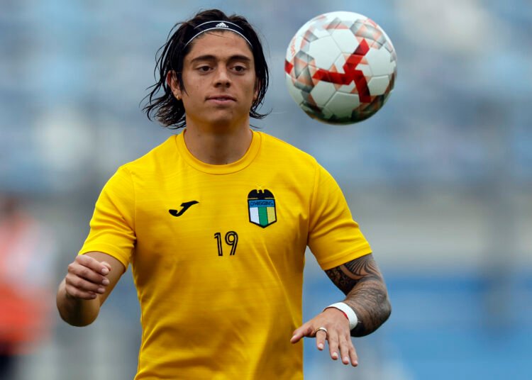 Hinchas de Colo Colo reaccionan negativamente al posible fichaje de Joaquín Montecinos