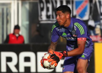 Una foto de Brayan Cortés en un partido reciente, mostrando una expresión reflexiva o seria, que conecte con el tono del artículo. Alternativamente, una imagen compuesta de Cortés y Nelson Tapia (tipo collage con transparencia sutil).