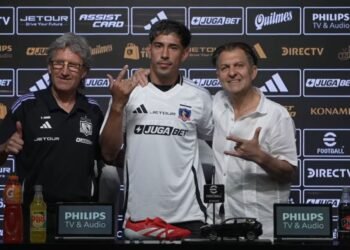 Salomón Rodríguez posando con la camiseta de Colo Colo tras su llegada desde Godoy Cruz