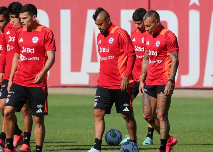 Los albos que asoman para ser titulares en el partido de Chile contra Paraguay
