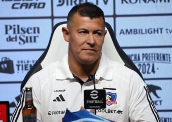 Jorge Almirón durante un partido de Colo Colo en el Estadio Monumental