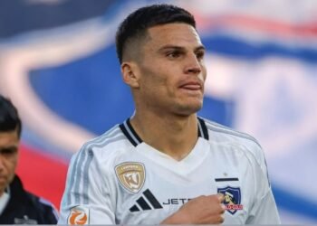 Lucas Cepeda realiza gestos provocadores durante el Superclásico entre Colo Colo y Universidad de Chile.