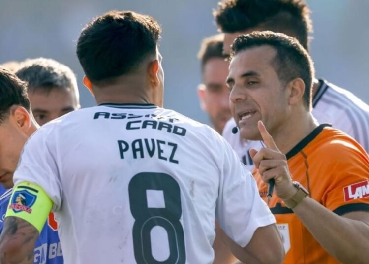 Piero Maza entrega informe arbitral con fuertes acusaciones tras el Superclásico 2024 entre Colo Colo y Universidad de Chile.