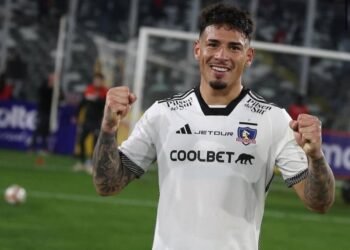Alan Saldivia con la camiseta de Colo Colo, durante un partido reciente