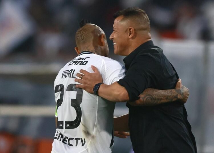 Arturo Vidal apoya a Jorge Almirón como DT de Colo Colo