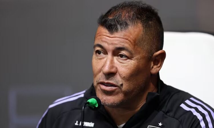 Jorge Almirón lanza dura crítica contra la cancha de San Fernando