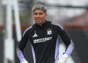 Carlos Caszely durante una entrevista opinando sobre Brayan Cortés y su rendimiento en Colo Colo