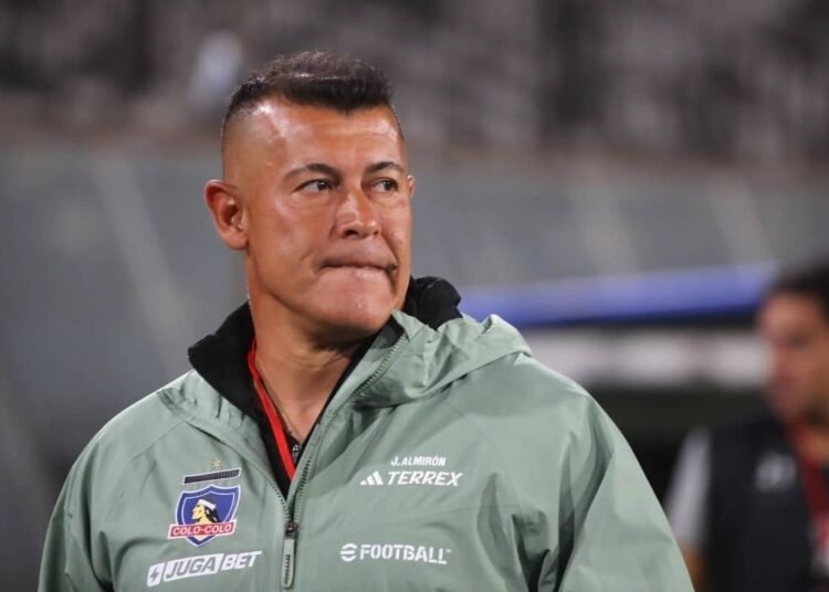 Jorge Almirón dirigiendo en Colo Colo, comparado con el estilo de Ricardo Gareca