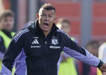 Plantel de Colo Colo respalda a Jorge Almirón y defiende su trabajo