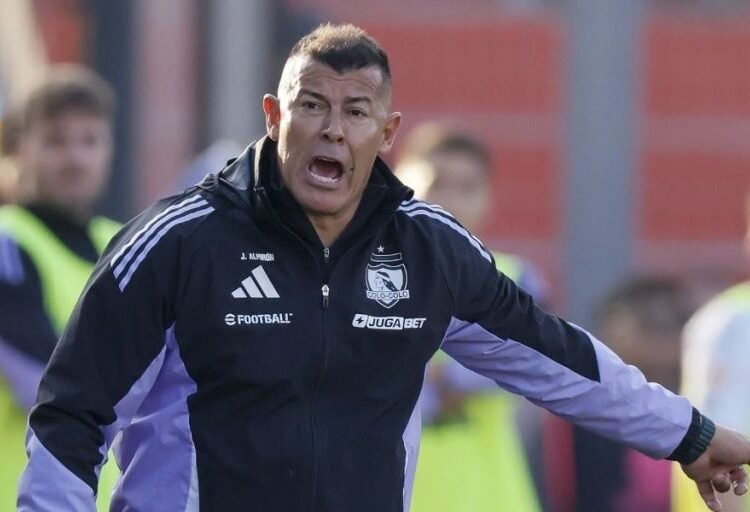 Plantel de Colo Colo respalda a Jorge Almirón y defiende su trabajo