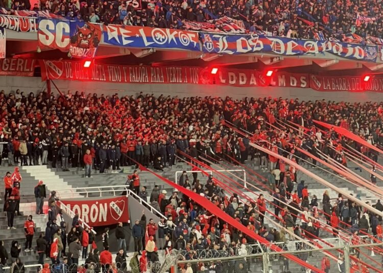 CSD Colo-Colo expresa solidaridad con hinchas de la U agredidos en Argentina