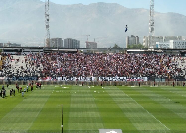 Violenta pelea entre barristas de Colo Colo en el arengazo previo a la Supercopa 2025