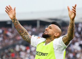 Duras críticas al nivel de Arturo Vidal en el Superclásico