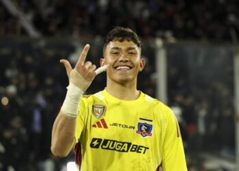 Eduardo Villanueva celebra su debut profesional en Colo Colo
