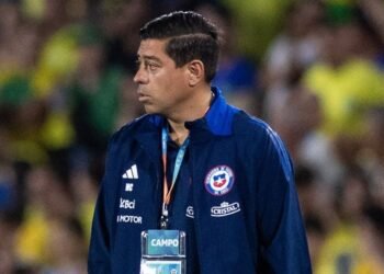 Johnny Herrera barre con Nicolás Córdova tras derrota de Chile Sub-20