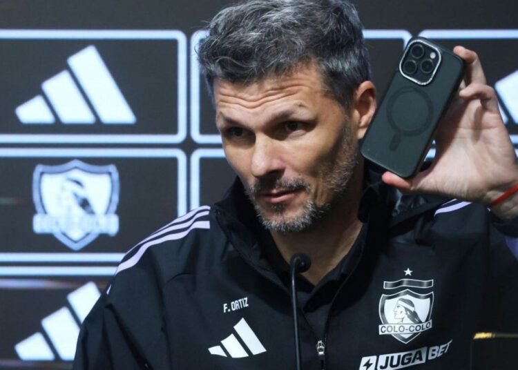 Fernando Ortiz toma una drástica decisión y desvincula a un miembro de su cuerpo técnico en Colo Colo