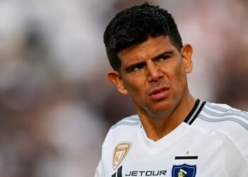 Leyenda del fútbol chileno le da con todo a Esteban Pavez