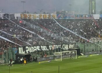 Hinchas de Colo Colo nuevamente se manifiestan con mensajes contra Kast en el Monumental