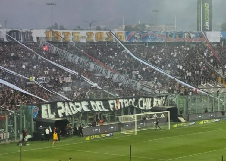 Hinchas de Colo Colo nuevamente se manifiestan con mensajes contra Kast en el Monumental