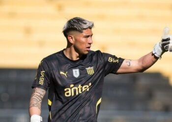 ¿Vuelve a Colo Colo? En Peñarol tomaron una decisión clave sobre el futuro de Brayan Cortés