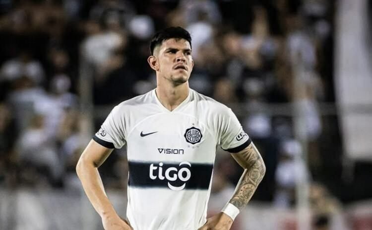 Revelan avanzadas conversaciones de Colo Colo para fichar a defensor paraguayo