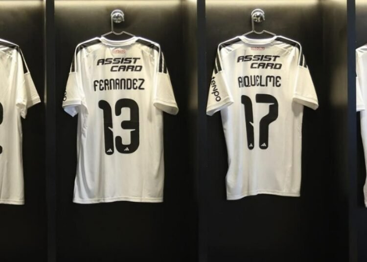 Podría ser titular: el jugador de Colo Colo que tiene sorprendido a Fernando Ortiz