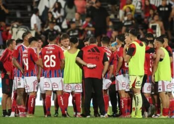 Colo Colo mueve piezas en Montevideo y cae en duelo a puertas cerradas