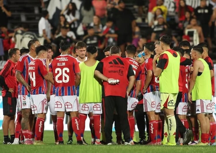 Colo Colo mueve piezas en Montevideo y cae en duelo a puertas cerradas