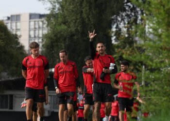 Fernando Ortiz prepara un importante cambio en Colo Colo para enfrentar a Everton