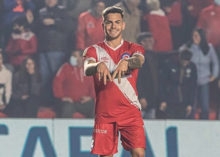 Filtran el nombre del delantero extranjero que busca Colo Colo como refuerzo para 2026