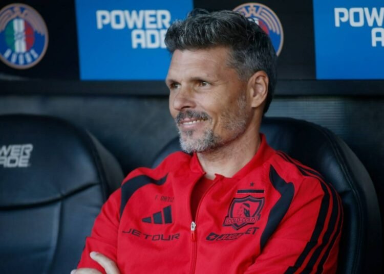 Leyenda de Colo Colo lanza dura advertencia a Fernando Ortiz: “La derrota en el clásico no se olvida”