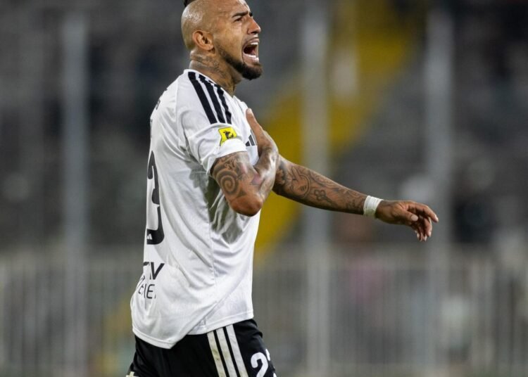 Enemigo de Arturo Vidal lo critica en Colo Colo: “$114 millones se los lleva un solo jugador”