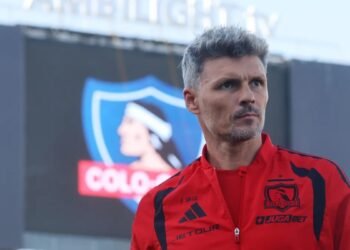 Accionista de Colo Colo encara a Aníbal Mosa en plena junta de Blanco y Negro por Fernando Ortiz