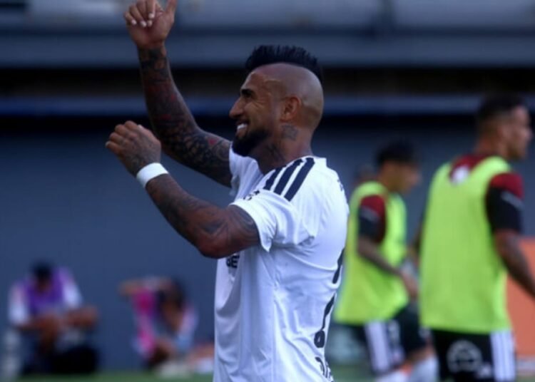 Refuerzo de Colo Colo critica el trato a Arturo Vidal en Chile