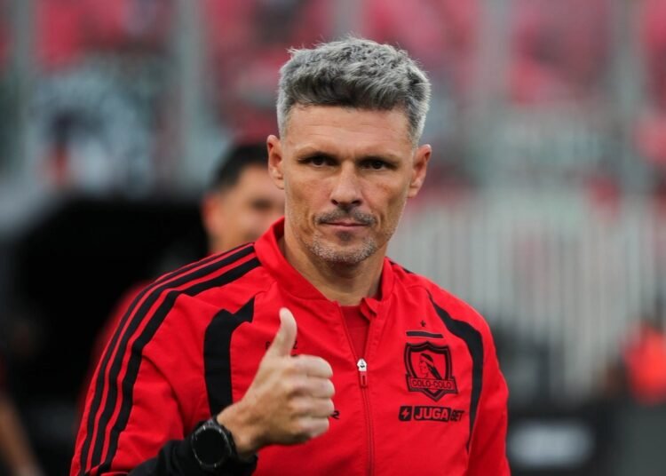 En Colo Colo ya piensan en la posible renovación de Fernando Ortiz