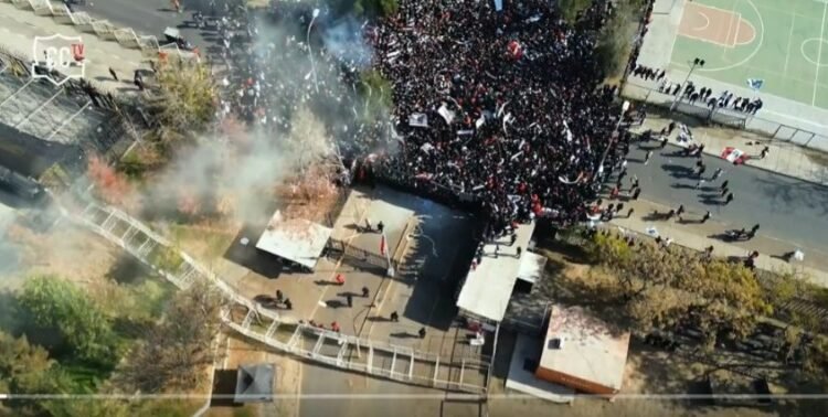 Reportan incidentes en arengazo de hinchas de Colo-Colo en el Estadio Monumental