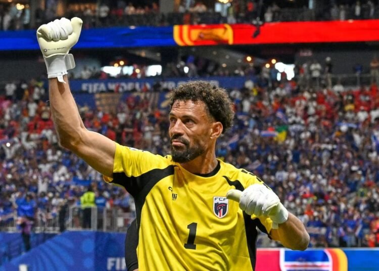 Leyenda del fútbol chileno se lanza contra el arribo de Vozinha a Colo Colo