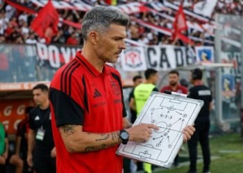Fernando Ortiz juega al misterio en Colo Colo: Las dudas y sorpresas en la formación para el Superclásico