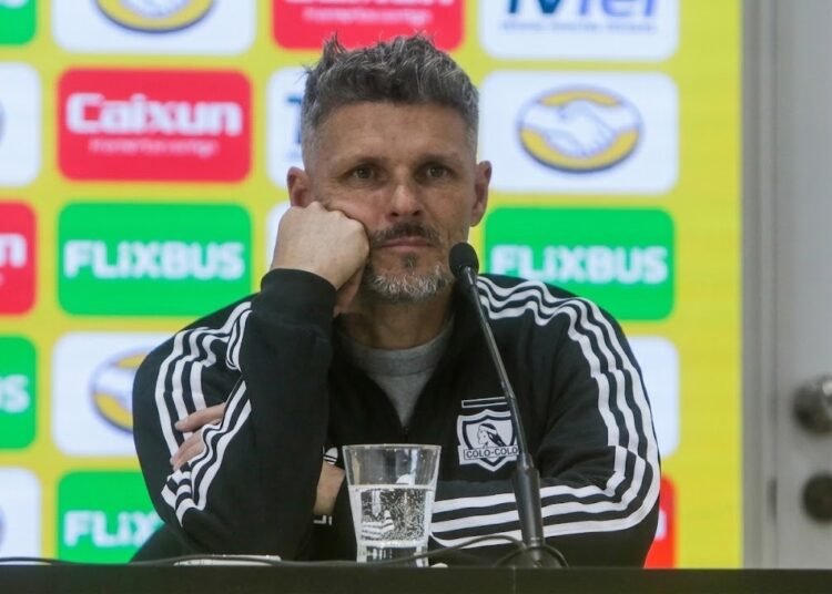 Fernando Ortiz explicó los motivos tras la titularidad de Vozinha frente a Huachipato y abordó las rotaciones en el arco de Colo-Colo. Revisa sus declaraciones.