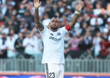 Arturo Vidal le entrega malas noticias a Fernando Ortiz