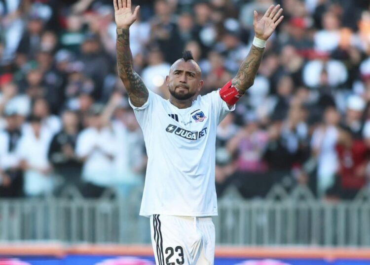 Arturo Vidal le entrega malas noticias a Fernando Ortiz