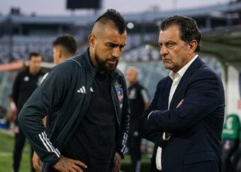 Reportan tensión interna en Colo-Colo por supuesto quiebre entre Arturo Vidal y Aníbal Mosa