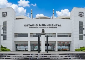 No fue solo paseo: Mosa confirma reuniones clave en Londres por el futuro estadio de Colo Colo