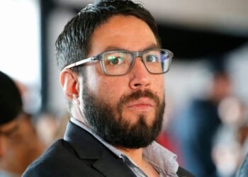 Matías Camacho queda con arresto domiciliario nocturno y arraigo nacional