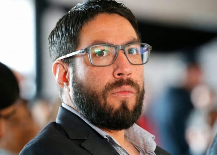 Matías Camacho queda con arresto domiciliario nocturno y arraigo nacional