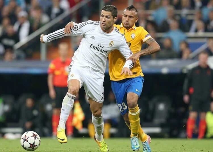 Prensa internacional destaca la férrea defensa de Arturo Vidal a Cristiano Ronaldo