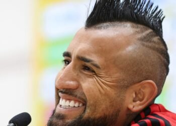 "Si quiere tanto a Colo Colo, no debería pensar en plata": El dardo de un ex jugador a Arturo Vidal